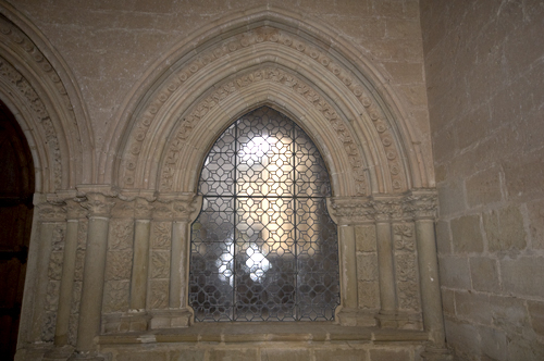 Ventana lateral de la portada de la sala capitular de Cañas
